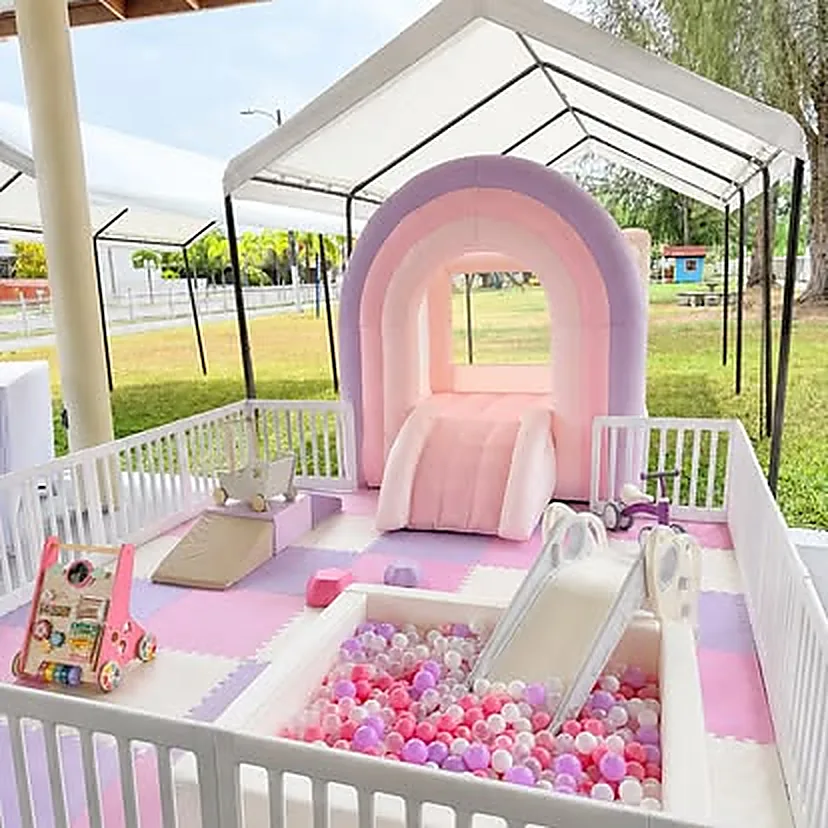 Arco inflable arcoíris pastel con tobogán y piscina de pelotas montado bajo carpa