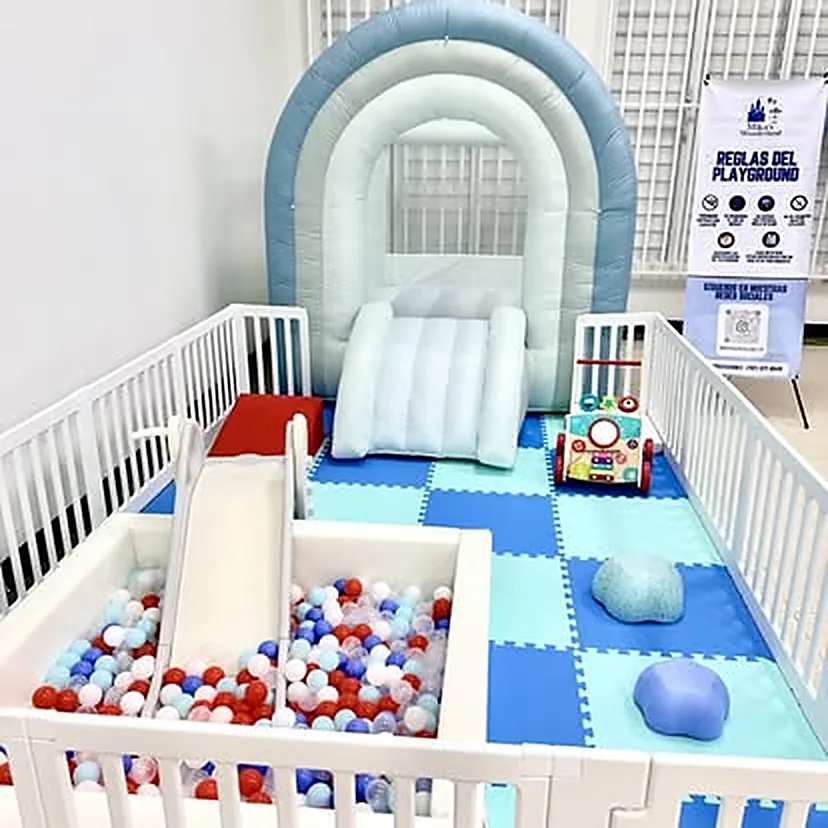 Arco inflable celeste y blanco con tobogán y piscina de pelotas mixta