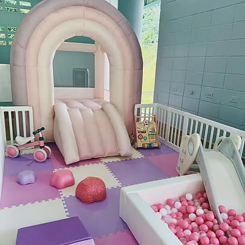Arco inflable rosa montado dentro de una casa con alfombra lila