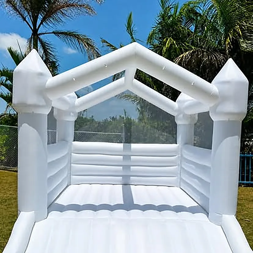 Bounce house completamente blanco con techo transparente