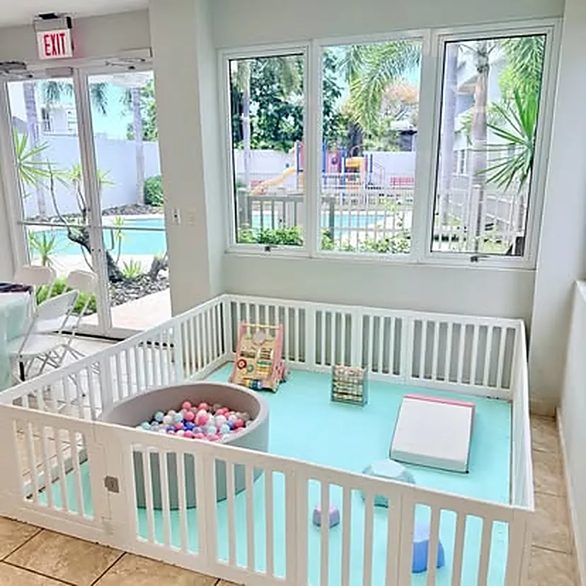 Playground montado en un clubhouse con vista a la piscina