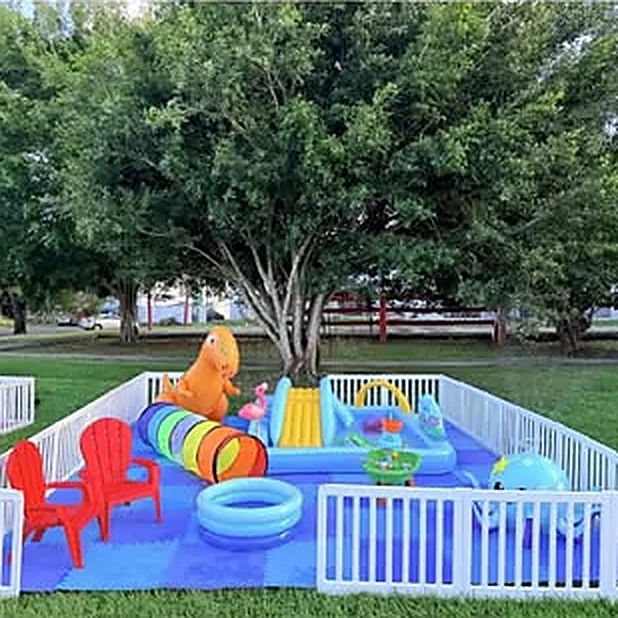 Dino Splash Lagoon: tobogán inflable de dinosaurio y laguna montados en el patio
