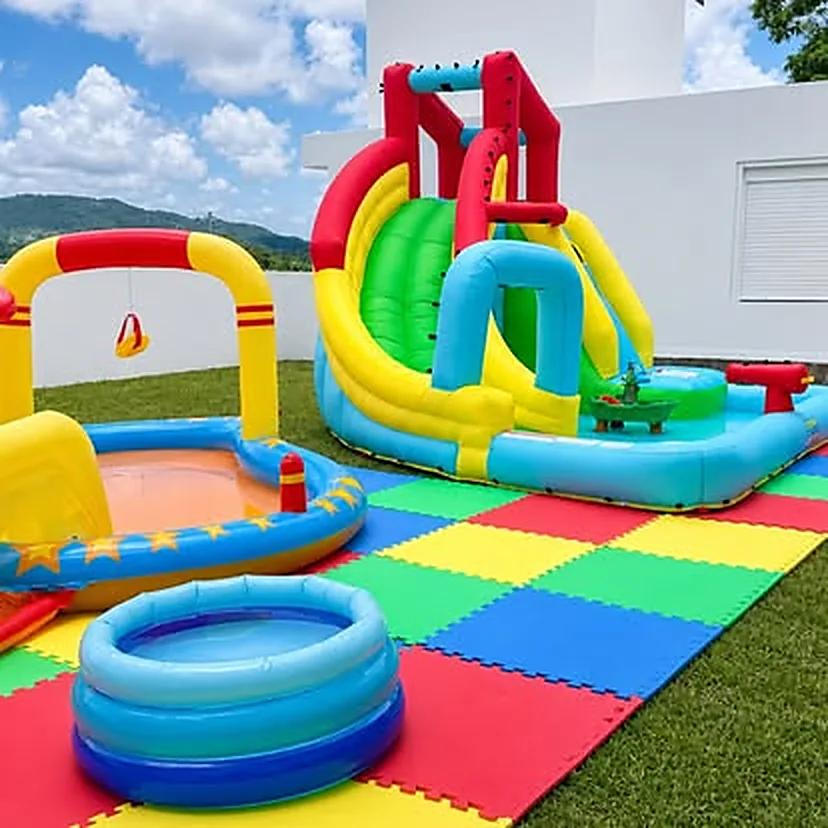 Set inflable de agua con tobogán, piscina y alfombra de colores en un patio