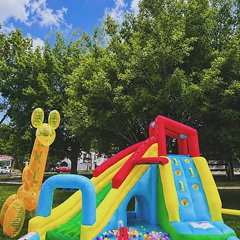 Tobogán inflable grande de colores con piscina al final montado en el parque