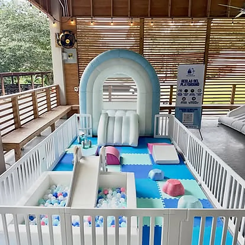 Playground montado en una terraza techada de madera